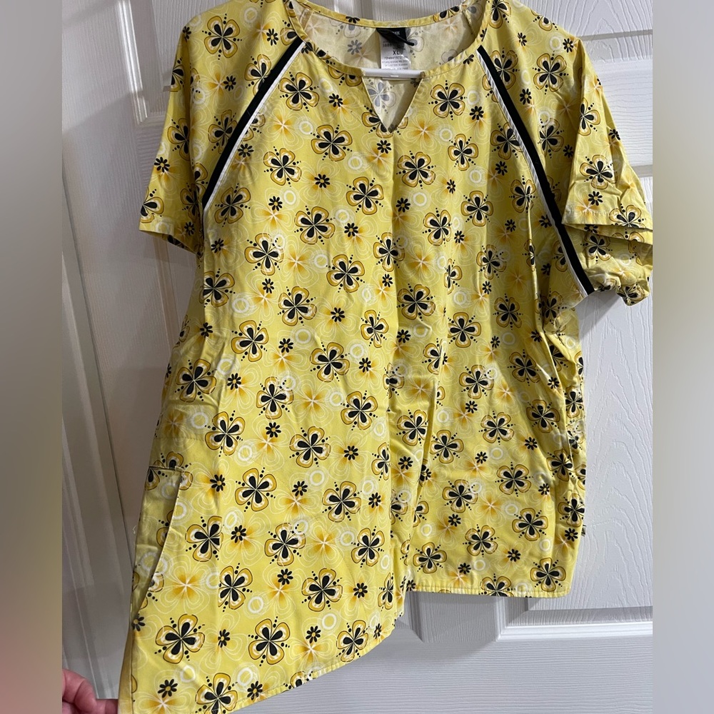 XL scrub top